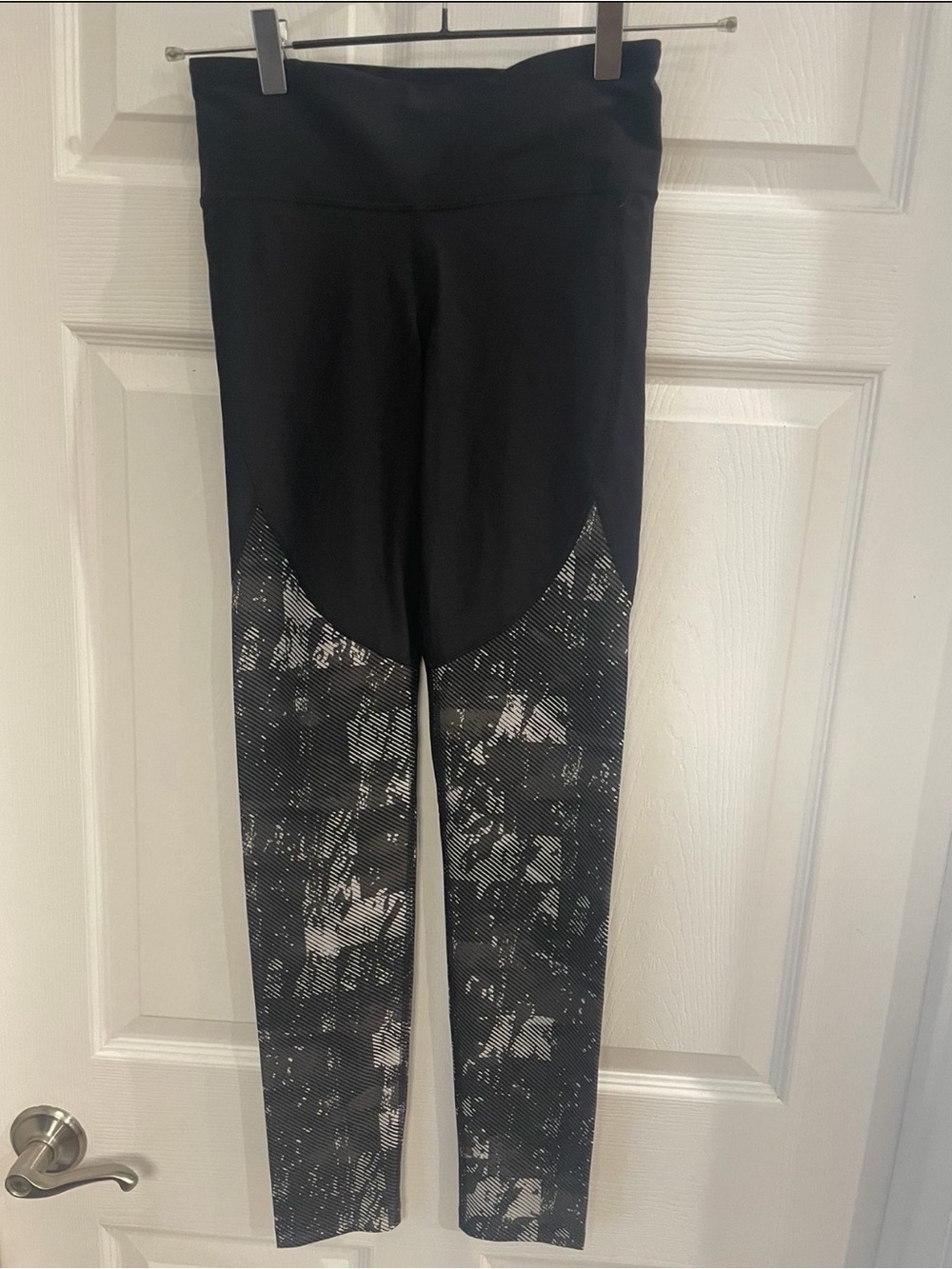 Under Armour Black Patterned High-Rise Workout Leggings Small